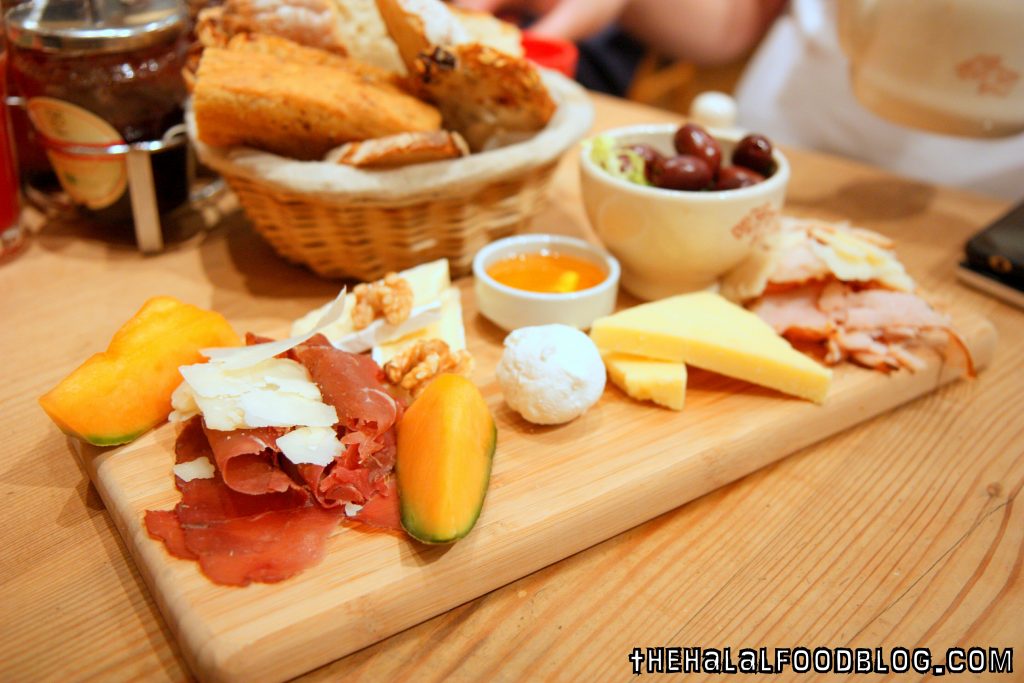 Charcuterie Platter (AED80)